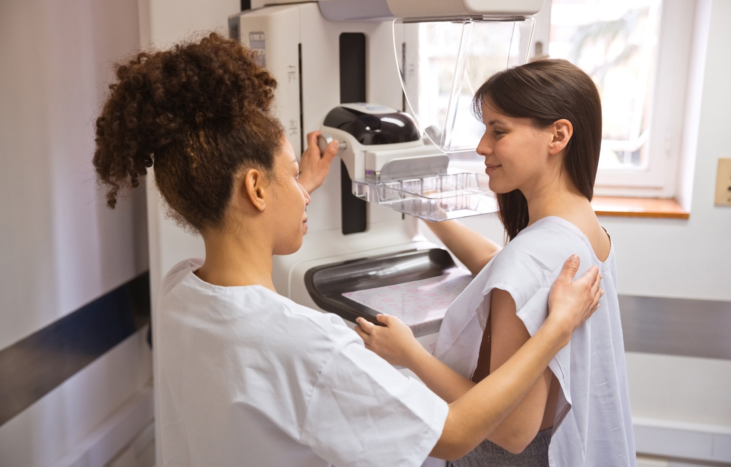 A technologist and patient using Bella Blankets on a mammogram